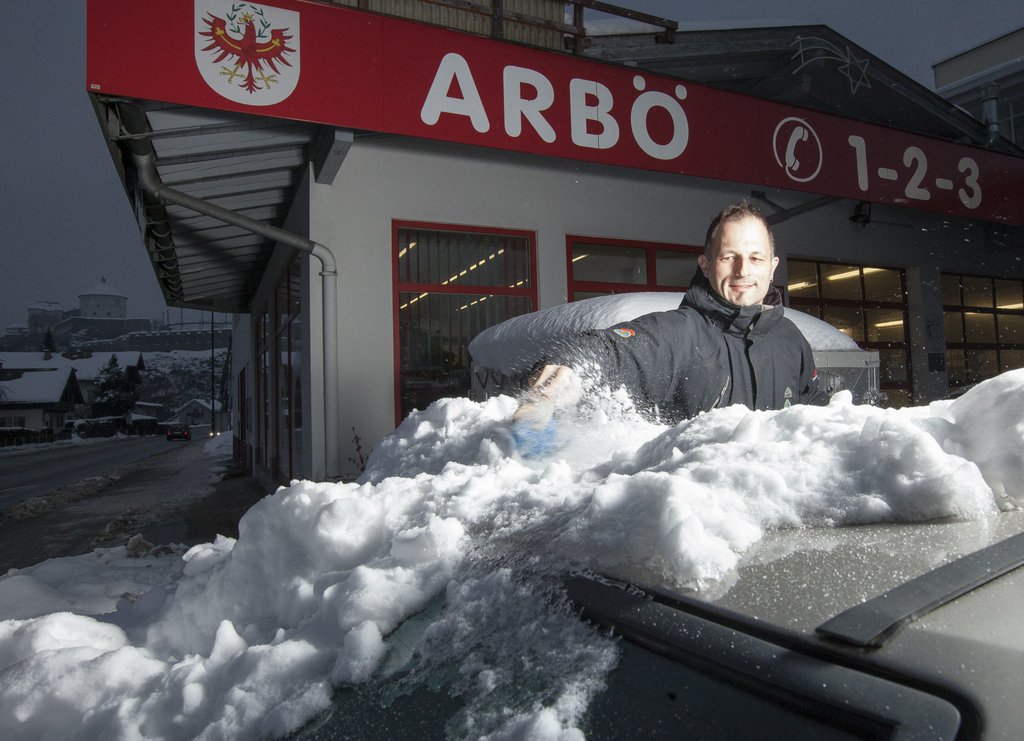 Fahrzeug von Eis und Schnee befreien
