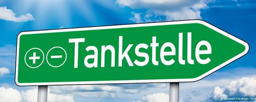 Pfeil, der zu einer E-Tankstelle weist
