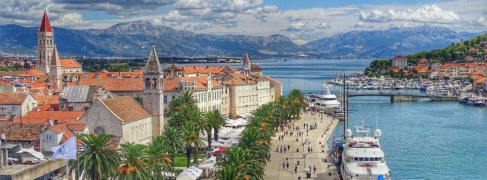 Foto von der Hafenpromenade der Stadt Trogir in Kroatien