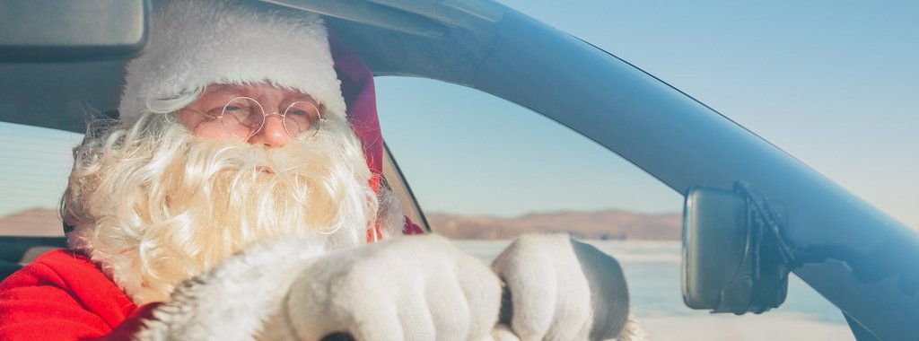 Portrait vom Weihnachtsmann im Auto
