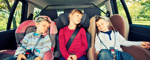 Schlafende Kinder im Auto