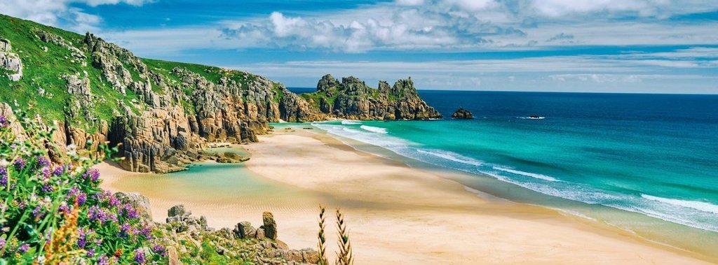 Ei Blick auf die Küste von Cornwall und den Pedn Vounder Beach