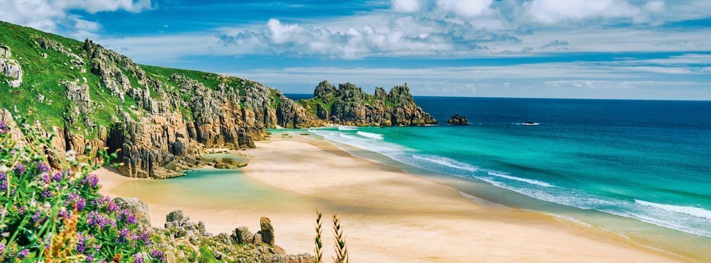 Ei Blick auf die Küste von Cornwall und den Pedn Vounder Beach