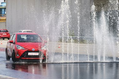 Auto fährt durch Wasserhindernis.