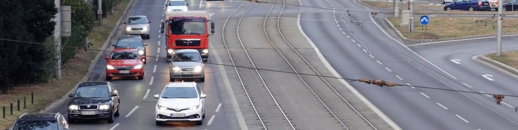 Autos mit eingeschalteten Abblendlicht