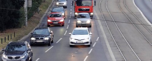 Autos mit eingeschalteten Abblendlicht