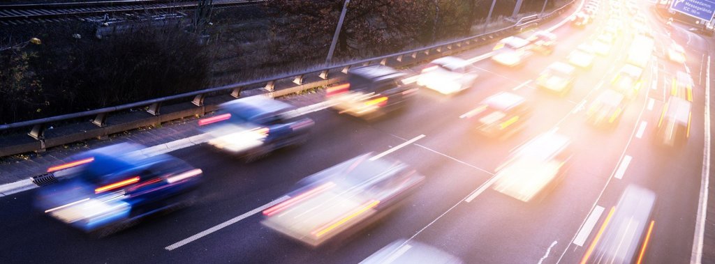 Autoverkehr auf Autobahn - © Fotolia