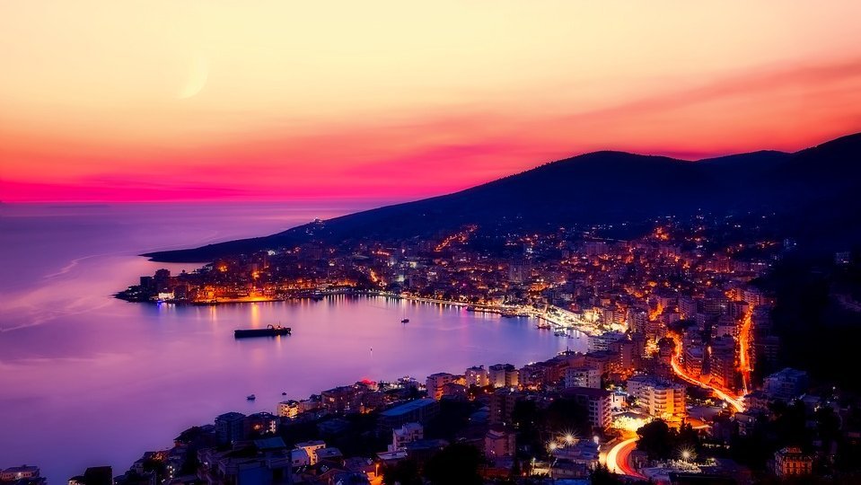 Foto von einer Albanischen Hafenstadt bei Sonnenuntergang