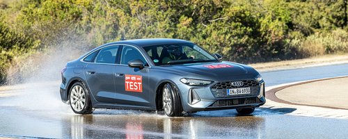 Audi auf nasser Fahrbahn auf einer Teststrecke in Mireval. 