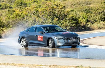 Audi auf nasser Fahrbahn auf einer Teststrecke in Mireval. 