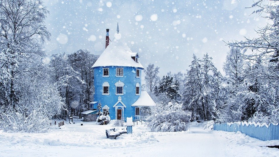Foto von einem Haus in verschneiter Landschaft in Finland