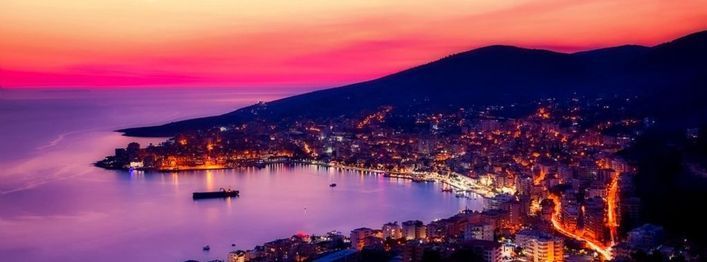 Landschaftspanorama einer albanischen Bucht bei Sonnenuntergang