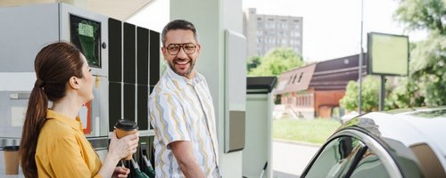 Ehepaar beim Tanken