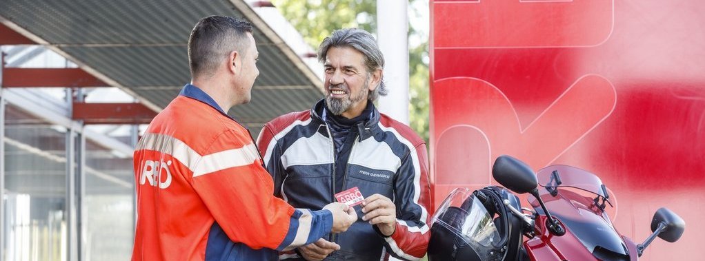 ARBÖ-Techniker überreicht Motorradfahrer die ARBÖ-Klubkarte