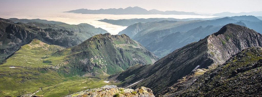 Panorama von Andorras Hügellandschaft