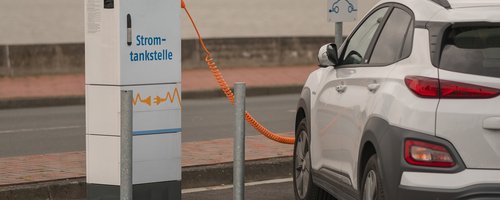 E-Auto lädt an einer Ladesäule