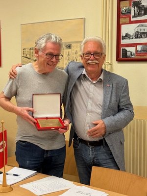 Fritz Beidler übergibt Ehrentafel an Walter Eckel 