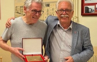 Fritz Beidler übergibt Ehrentafel an Walter Eckel 