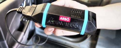 ARBÖ-Techniker hält AVILOO Testgerät in der Hand.