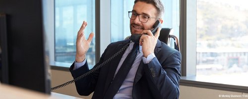 Anwalt berät einen Kunden am Telefon.