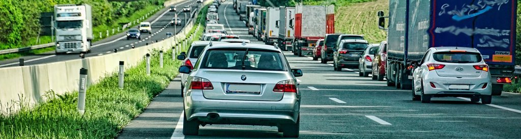 Fahrzeuge bilden eine Rettungsgasse