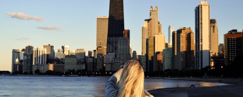 Jugendliche mit Blick auf Skyline