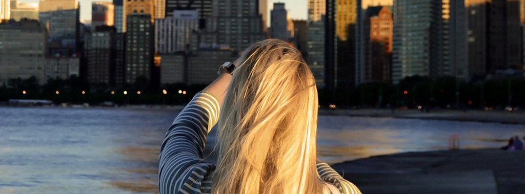 Jugendliche mit Blick auf Skyline