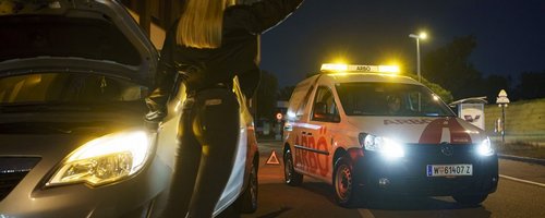 Mitglied winkt heranfahrenden ARBÖ-Pannenfahrer heran. 