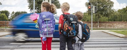 Kinder überqueren einen Zebrastreifen