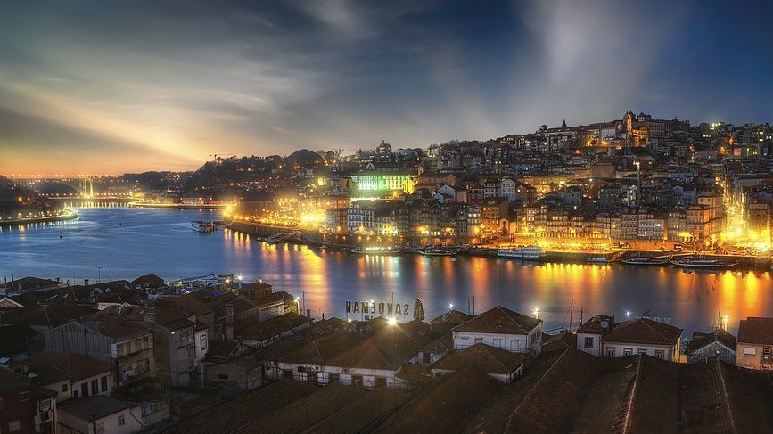 Foto von der Portugiesischen Haupstadt Porto bei Nacht