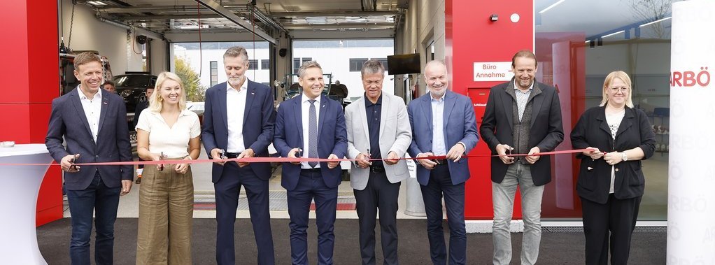 Eröffnung ÖAMTC Stützpunkt: Vizebürgermeisterin Sabine Fischer mit Funktionären bei Banddurchschnitt