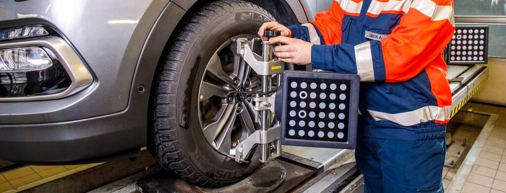 ARBÖ-Techniker führt einen Fahrwerkvermessung durch.