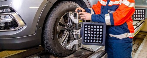ARBÖ-Techniker führt einen Fahrwerkvermessung durch.