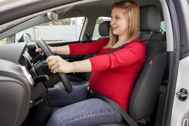 Auto Schwangere Frau Sicherheitsgurt, um das Baby nicht zu