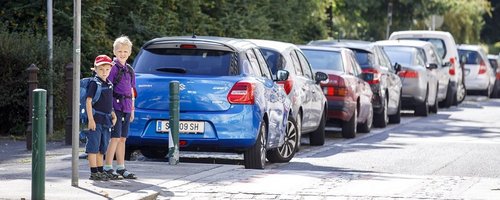 2 Kinder stehen vor einem Schutzweg