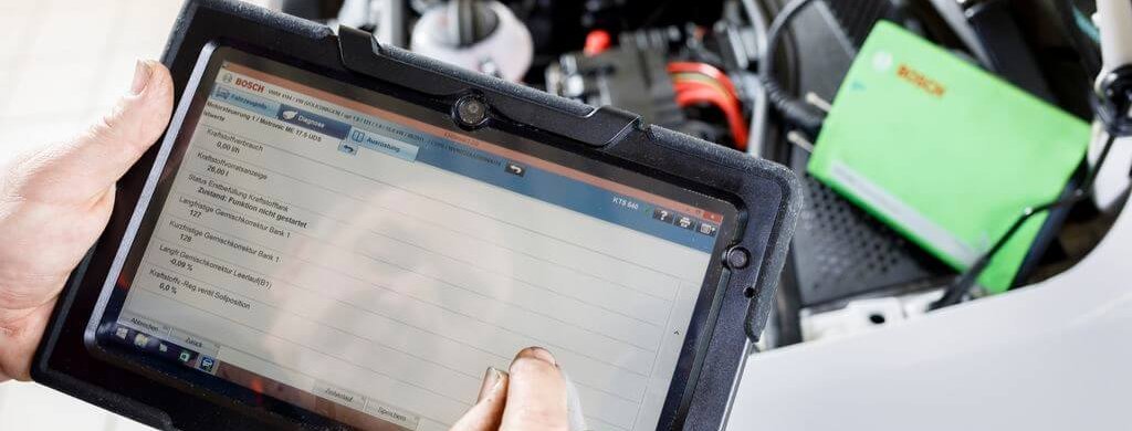 ARBÖ-Techniker mit Diagnosegerät