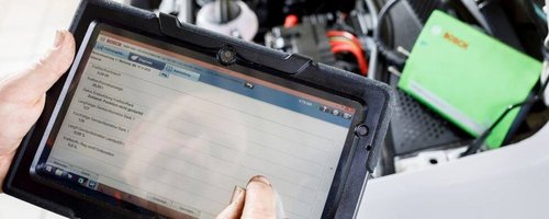 ARBÖ-Techniker mit Diagnosegerät