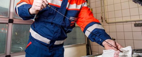 ARBÖ-Techniker kontrolliert den Ölstand. 