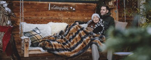 Drohnenfoto auf den Pool des Hotels im Winter