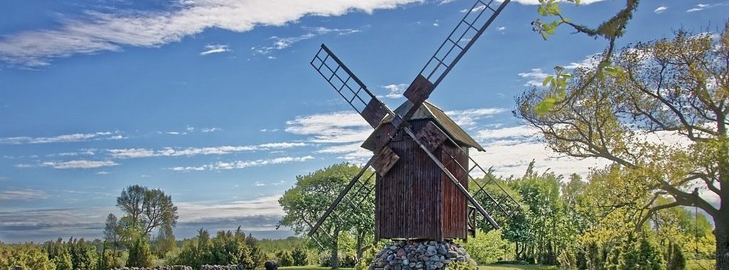 Bild von Saaremaa in Estland, zu sehen ist eine Windmühle im Grünen