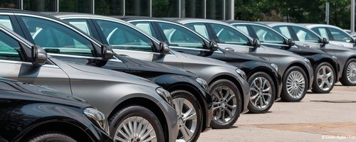 Unterschiedliche Fahrzeugmodelle parken nebeneinander.