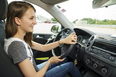Führerscheinneuling im Praxisteil der Mehrphasen-Ausbildung.