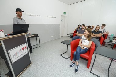 Führerscheinneuling im Theoriekurs bei der Mehrphasenausbildung.