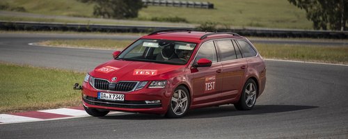 Foto von einem roten Skoda Oktavia beim Sommerreifentest 2019