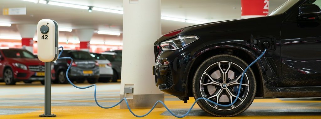 E-Auto wird in Parkhaus geladen.