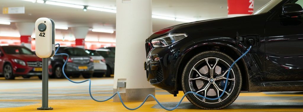 E-Auto wird in einer Tiefgarage geladen