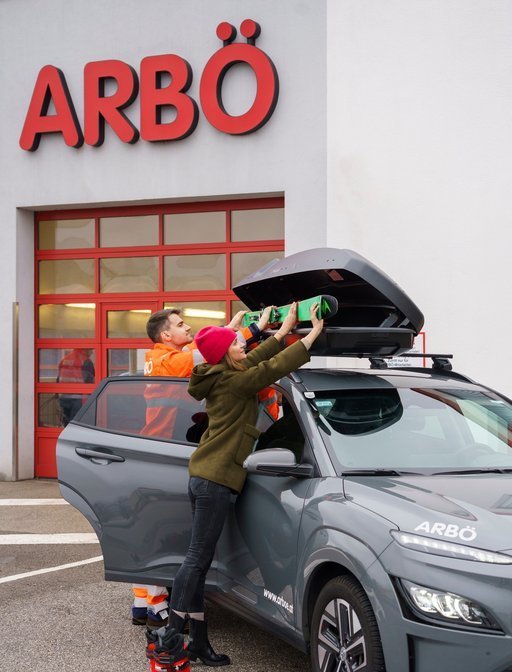 © Bildagentur Zolles KG - Christian Hofer ARBÖ-Mitglied packt gemeinsam mit ARBÖ-Techniker Schi in die Dachbox