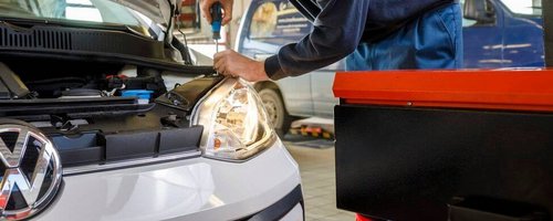 ARBÖ-Techniker kontrolliert die Scheinwerfer.