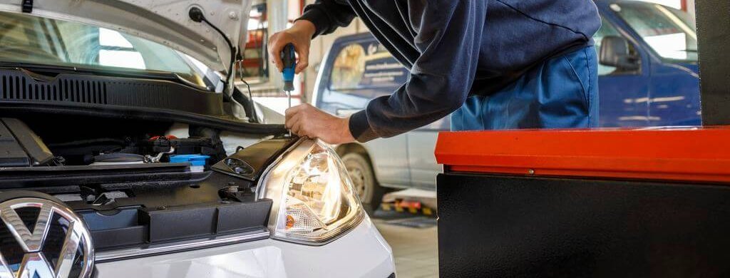 ARBÖ-Techniker kontrolliert die Scheinwerfer.
