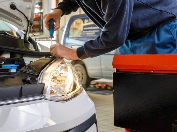 ARBÖ-Techniker kontrolliert die Scheinwerfer.